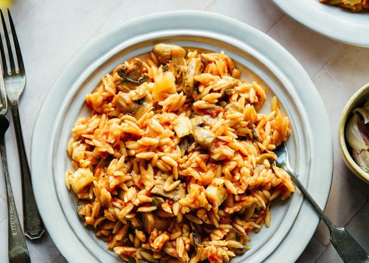 Γιουβέτσι με μανιτάρια και κεφαλοτύρι στην κατσαρόλα