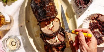 Κατσικάκι ρολό γεμιστό, τυλιγμένο σε αμπελόφυλλα