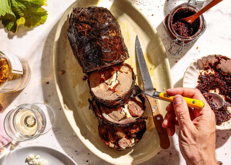 Κατσικάκι ρολό γεμιστό, τυλιγμένο σε αμπελόφυλλα