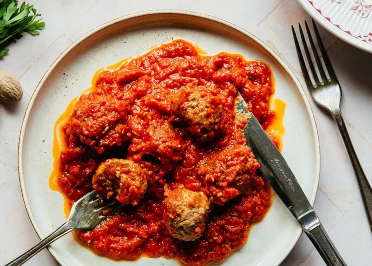 Κεφτεδάκια κοτόπουλου με κεφαλοτύρι, κοκκινιστά