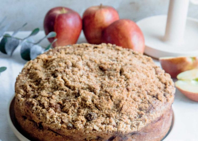 Κέικ μπαχαρικών με γέμιση από καραμελωμένα μήλα