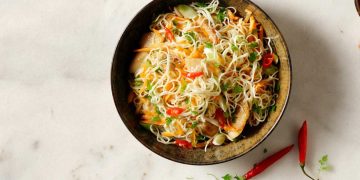 Κοτόπουλο με φιδέ και λαχανικά, σαν κινέζικο