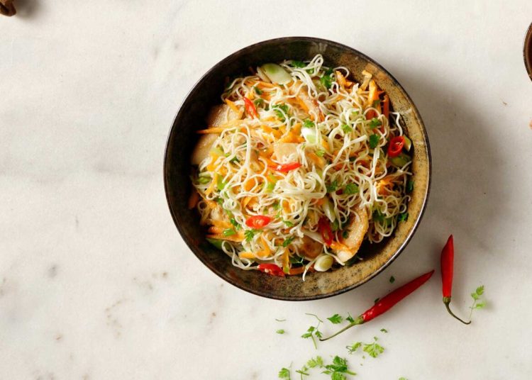 Κοτόπουλο με φιδέ και λαχανικά, σαν κινέζικο