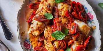 Μπακαλιάρος με σάλτσα από λευκό κρασί, πετιμέζι και ντοματίνια