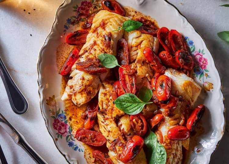 Μπακαλιάρος με σάλτσα από λευκό κρασί, πετιμέζι και ντοματίνια