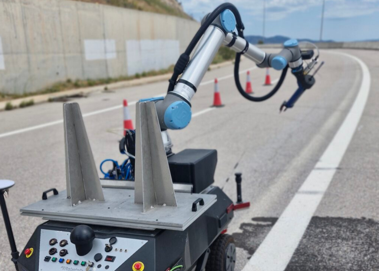 Ολυμπία Οδός: Ρομπότ επισκευάζει μόνο του τα προβλήματα στον δρόμο