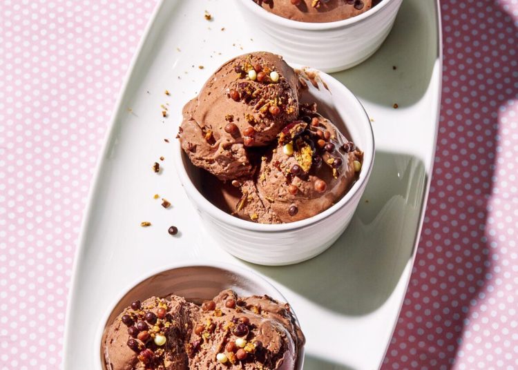 Φτιάχνουμε σπιτικό παγωτό σοκολάτα σε 15 λεπτά!