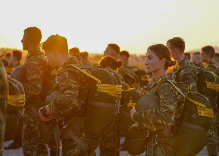 Ένστολοι: Νέο μισθολόγιο από τον Οκτώβριο–Πόσο θα αυξηθούν οι μισθοί