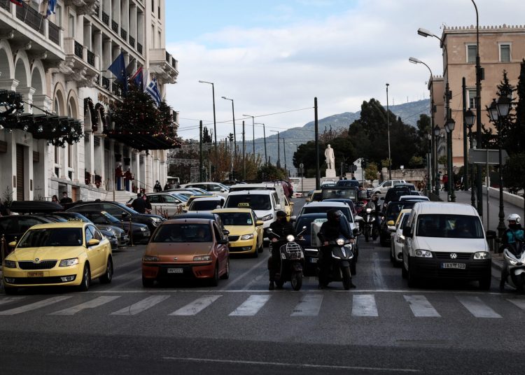 Σφίγγει ο κλοιός της ΑΑΔΕ – «Τσουχτερά» πρόστιμα για απλήρωτα τέλη κυκλοφορίας