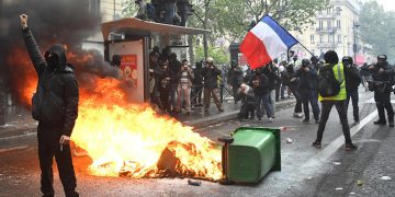 Γαλλία: «Μπλόκο στα πάντα» – Δεκάδες συλλήψεις και αποκλεισμοί δρόμων στη Γαλλία. Στις κινητοποιήσεις συμμετέχουν από μαθητές σχολείων μέχρι αγρότες