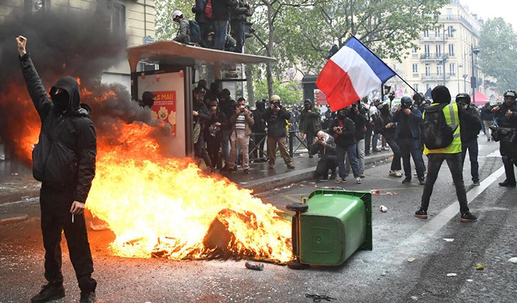 Γαλλία: «Μπλόκο στα πάντα» – Δεκάδες συλλήψεις και αποκλεισμοί δρόμων στη Γαλλία. Στις κινητοποιήσεις συμμετέχουν από μαθητές σχολείων μέχρι αγρότες