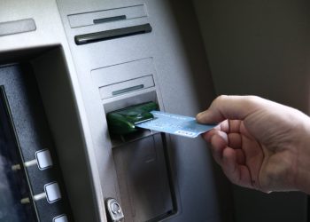 Τι αποκαλύπτουν οι τραπεζικές καταθέσεις για το οικονομικό χάσμα Αττικής – Περιφέρειας