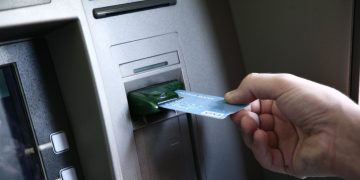 Τι αποκαλύπτουν οι τραπεζικές καταθέσεις για το οικονομικό χάσμα Αττικής – Περιφέρειας