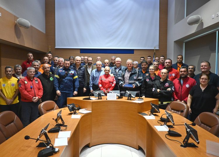 H Περιφέρεια δώρισε 130 στολές πυρόσβεσης στις εθελοντικές οργανώσεις