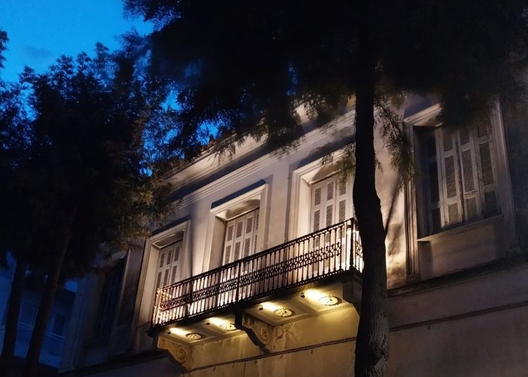 Πύργος: Φωτίστηκαν νεοκλασσικά κτήρια-Αλλάζει όψη η πόλη το βράδυ