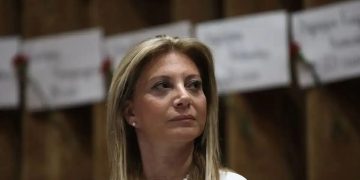 Μαρία Καρυστιανού για Άγνωστο Στρατιώτη: Tο μνημείο παραδίδεται στα περιστέρια και στα κινητά των τουριστών – Θα γράψουμε τα ονόματα των παιδιών μας με το αίμα μας