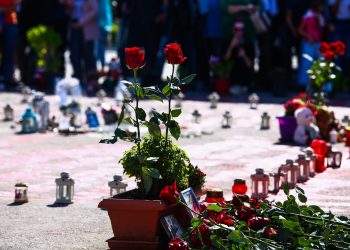 Σύνταγμα: Πολίτες άφησαν λουλούδια στο μνημείο θυμάτων των Τεμπών μετά την παρέλαση (εικόνες)