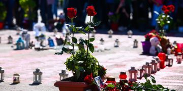 Σύνταγμα: Πολίτες άφησαν λουλούδια στο μνημείο θυμάτων των Τεμπών μετά την παρέλαση (εικόνες)