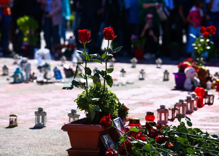 Σύνταγμα: Πολίτες άφησαν λουλούδια στο μνημείο θυμάτων των Τεμπών μετά την παρέλαση (εικόνες)