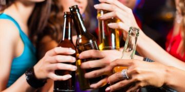 Αλκοόλ: Πότε η κατανάλωση από εφήβους οδηγεί σε κώμα ή θάνατο