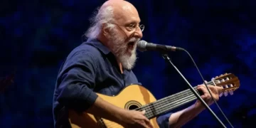 Από το Ζεϊμπέκικο έως το Ας Κρατήσουν οι Χοροί – Τα μουσικά «διαμάντια» του Διονύση Σαββόπουλου