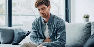 Ποιο πρόβλημα του παχέος εντέρου κρύβει ο επίμονος πόνος στην κοιλιά – Ο γαστρεντερολόγος απαντά