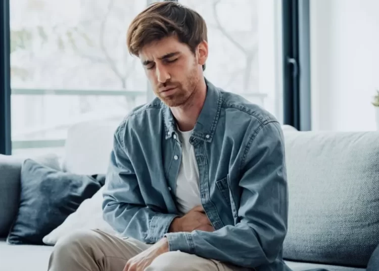 Ποιο πρόβλημα του παχέος εντέρου κρύβει ο επίμονος πόνος στην κοιλιά – Ο γαστρεντερολόγος απαντά