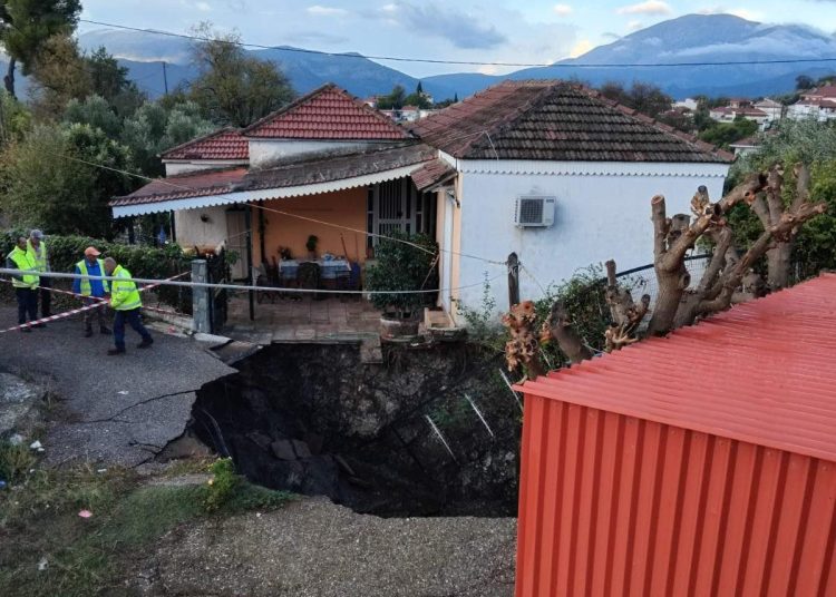 Δυτ. Ελλάδα: Άνοιξε η γη σε χωριό-Κινδυνεύουν σπίτια