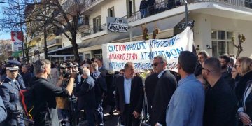 Γρεβενά: Κινητοποίηση αγροτών στην παρέλαση-Διαδήλωσαν για τον ΟΠΕΚΕΠΕ
