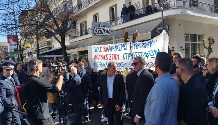 Γρεβενά: Κινητοποίηση αγροτών στην παρέλαση-Διαδήλωσαν για τον ΟΠΕΚΕΠΕ