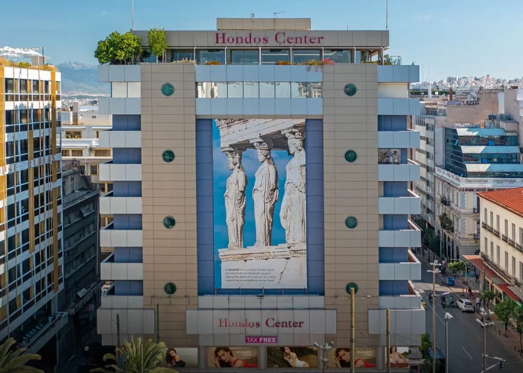 Η «δυναστεία» των Hondos Center: 310 εκατ. τζίρος και… λαμπερά μερίσματα