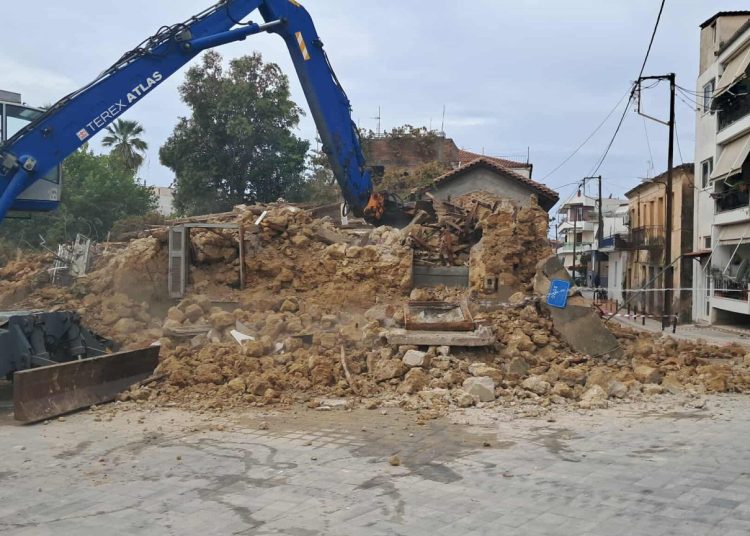 Πύργος: Κατεδαφίστηκε επιτέλους το κτήριο που έπεσε σε αμάξια