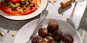 Κεφτεδάκια με φυστίκια Αιγίνης και ανατολίτικα μπαχαρικά