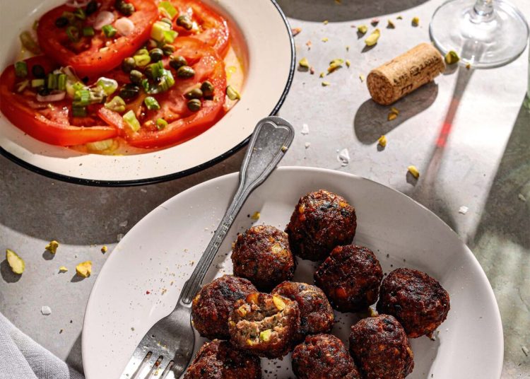 Κεφτεδάκια με φυστίκια Αιγίνης και ανατολίτικα μπαχαρικά