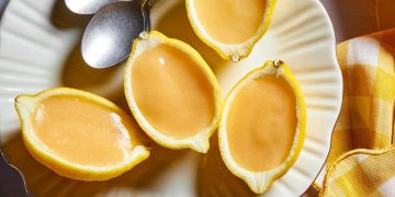 Κρέμα λεμονιού σερβιρισμένη σε λεμονόκουπες