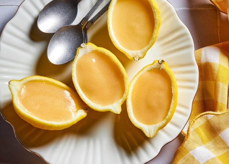 Κρέμα λεμονιού σερβιρισμένη σε λεμονόκουπες