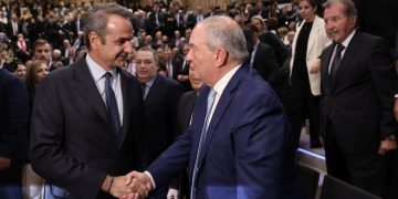 Βαθιά ρήξη στη ΝΔ – Η απουσία Σαμαρά & η τυπική χειραψία Καραμανλή-Μητσοτάκη