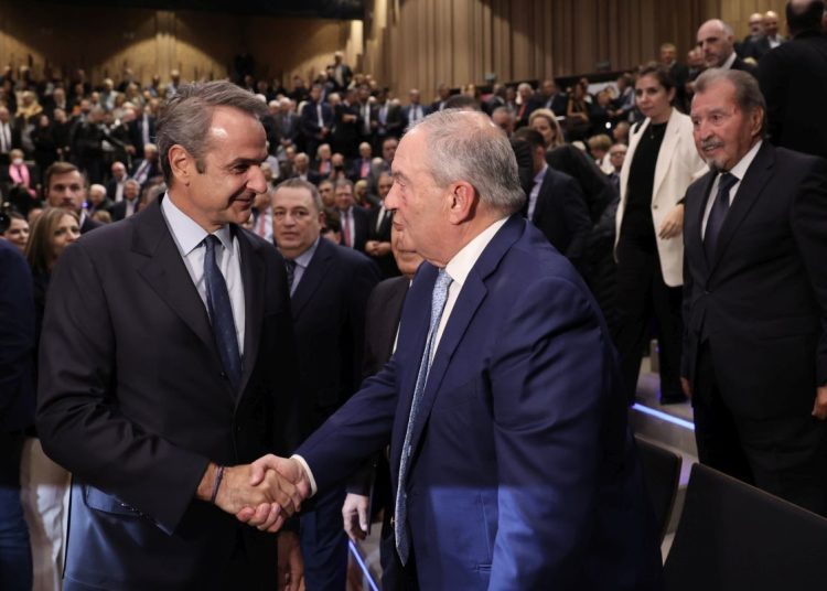 Βαθιά ρήξη στη ΝΔ – Η απουσία Σαμαρά & η τυπική χειραψία Καραμανλή-Μητσοτάκη