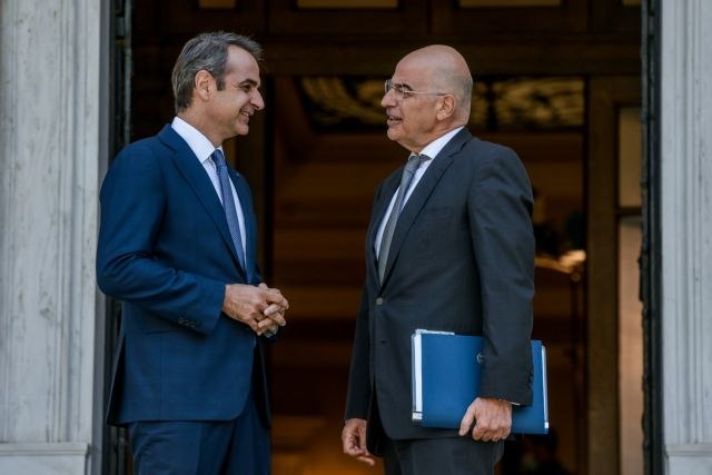 H αλαζονεία Μητσοτάκη με τον Άγνωστο Στρατιώτη έφερε ρήξη με τον Δένδια