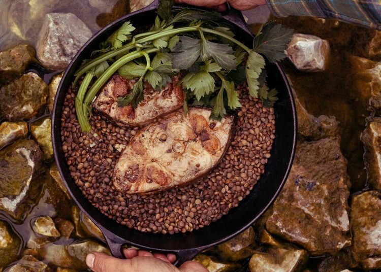 Ψάρι με φακές και σέλινο στον φούρνο