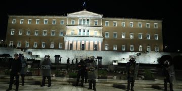 Σύνταγμα: Εικόνες με ΜΑΤ θυμίζουν άλλες εποχές-Διχάζει και την ΝΔ η απόφαση Μητσοτάκη