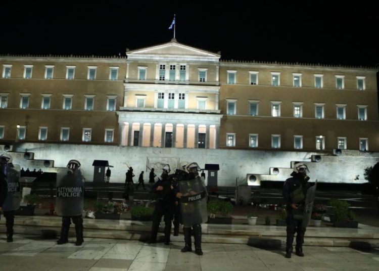 Σύνταγμα: Εικόνες με ΜΑΤ θυμίζουν άλλες εποχές-Διχάζει και την ΝΔ η απόφαση Μητσοτάκη