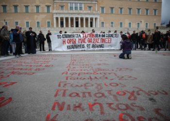 Πλακιάς: Τα παιδιά μας δεν έπεσαν υπέρ πατρίδος, τα σκότωσε η πατρίδα – Αν σβήσουν τα ονόματά τους θα τα ξαναγράψω