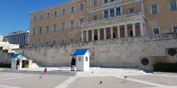 Άγνωστος Στρατιώτης: Εκεί που χτυπά η Δημοκρατία – Στο στόχαστρο (και αυτό) του Μητσοτάκη