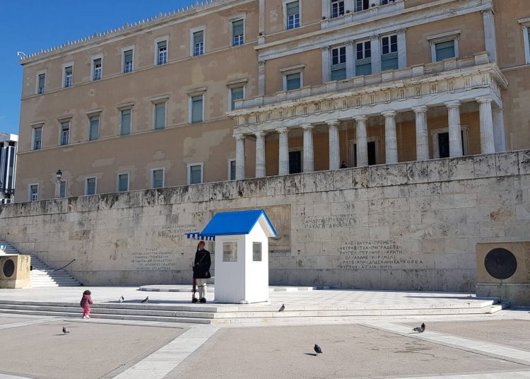 Άγνωστος Στρατιώτης: Εκεί που χτυπά η Δημοκρατία – Στο στόχαστρο (και αυτό) του Μητσοτάκη