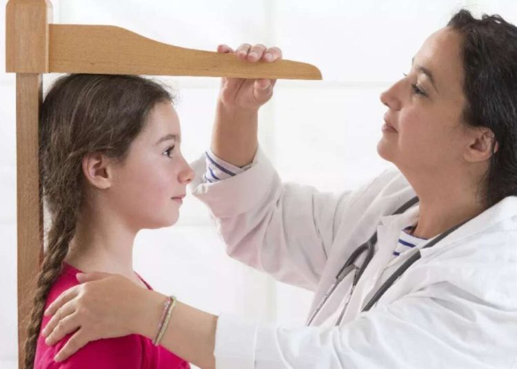 Εφηβεία: Πότε σταματούν να ψηλώνουν τα κορίτσια – Τα ορόσημα της ανάπτυξης