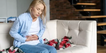 Καρκίνος παχέος εντέρου: «Θερίζει» στους κάτω των 40 – Τα σημάδια που δεν πρέπει να αγνοήσετε σύμφωνα με την παθολόγο