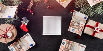 Δώρο Χριστουγέννων 2025: Γιατί θα καταβληθεί νωρίτερα – Πώς να το υπολογίσετε