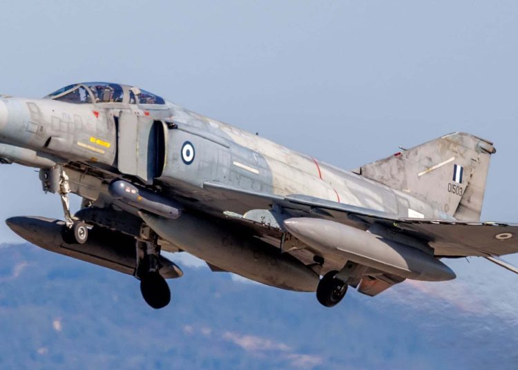 Πύργος: Διέλευση επίδειξης από πολεμικό αεροσκάφος F-4 πάνω από την πόλη (Τετάρτη 5/11)