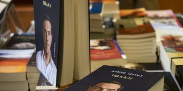 Πολιτική τρικυμία προκαλεί το βιβλίο Τσίπρα – «Καταιγίδα» αντιδράσεων
